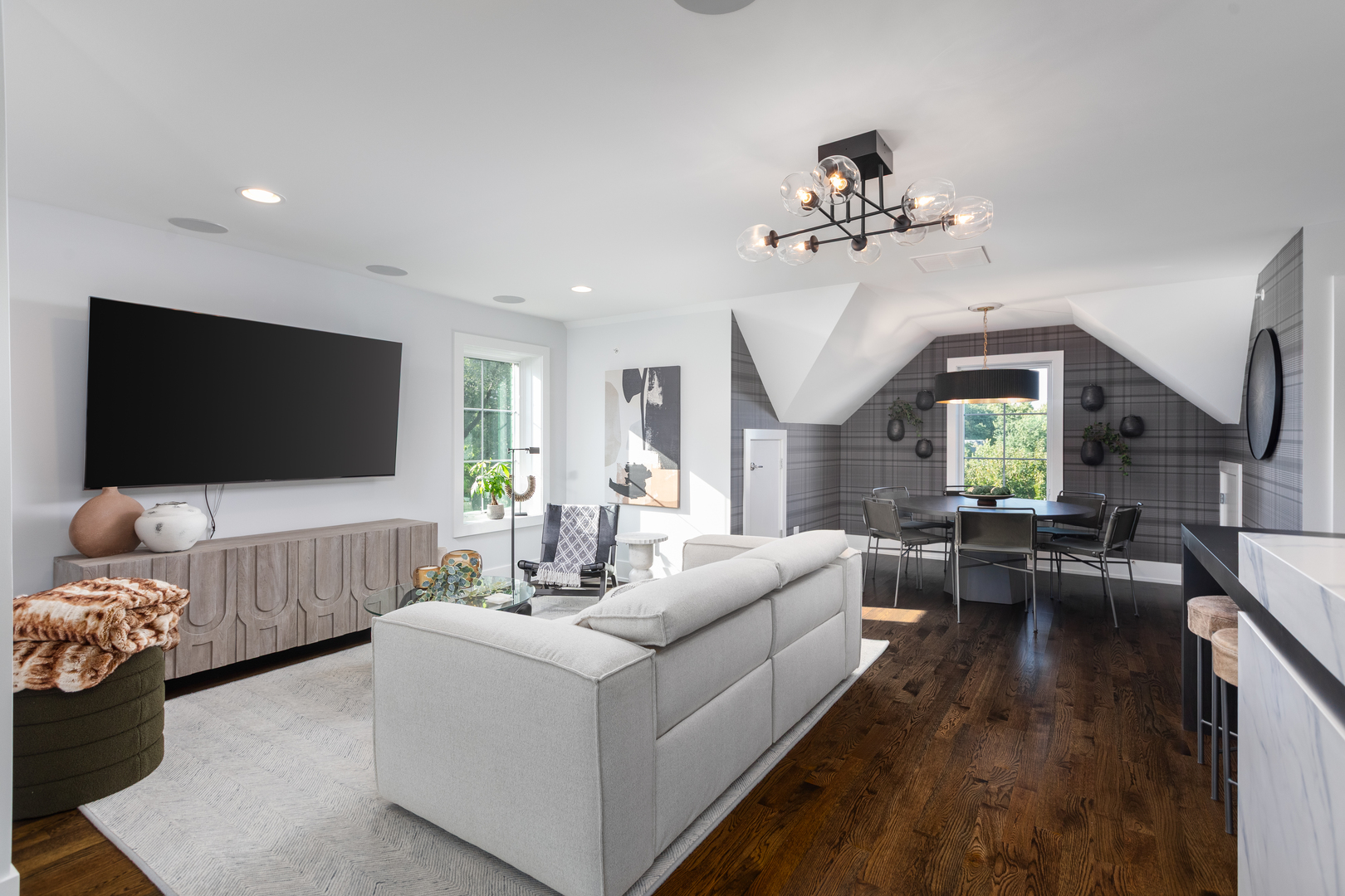 912 E Chicago Avenue, Naperville, IL 60540