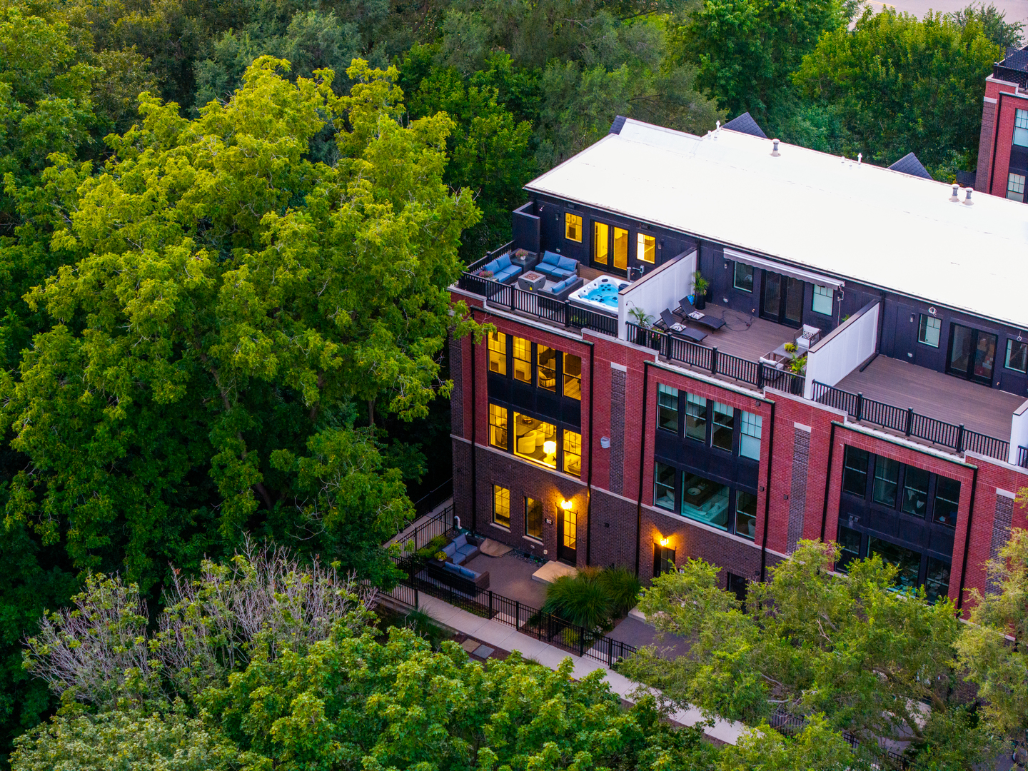 912 E Chicago Avenue, Naperville, IL 60540