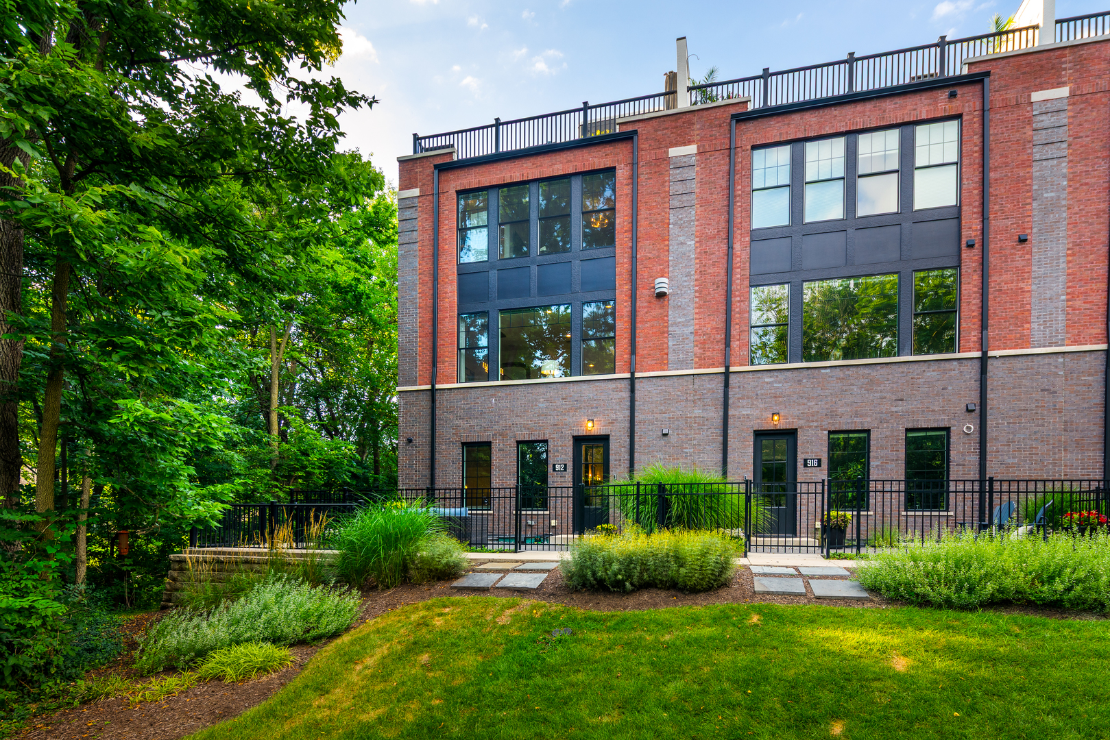 912 E Chicago Avenue, Naperville, IL 60540