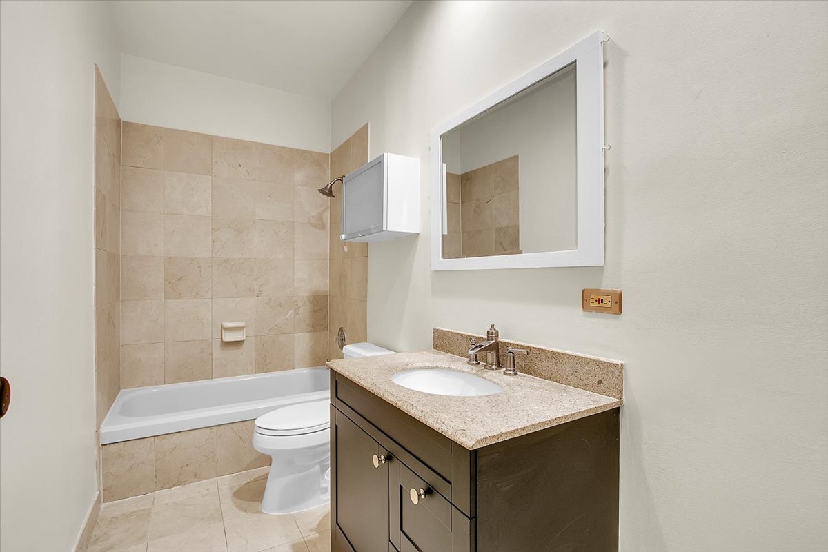 550 W Surf Street #115, Chicago, IL 60657