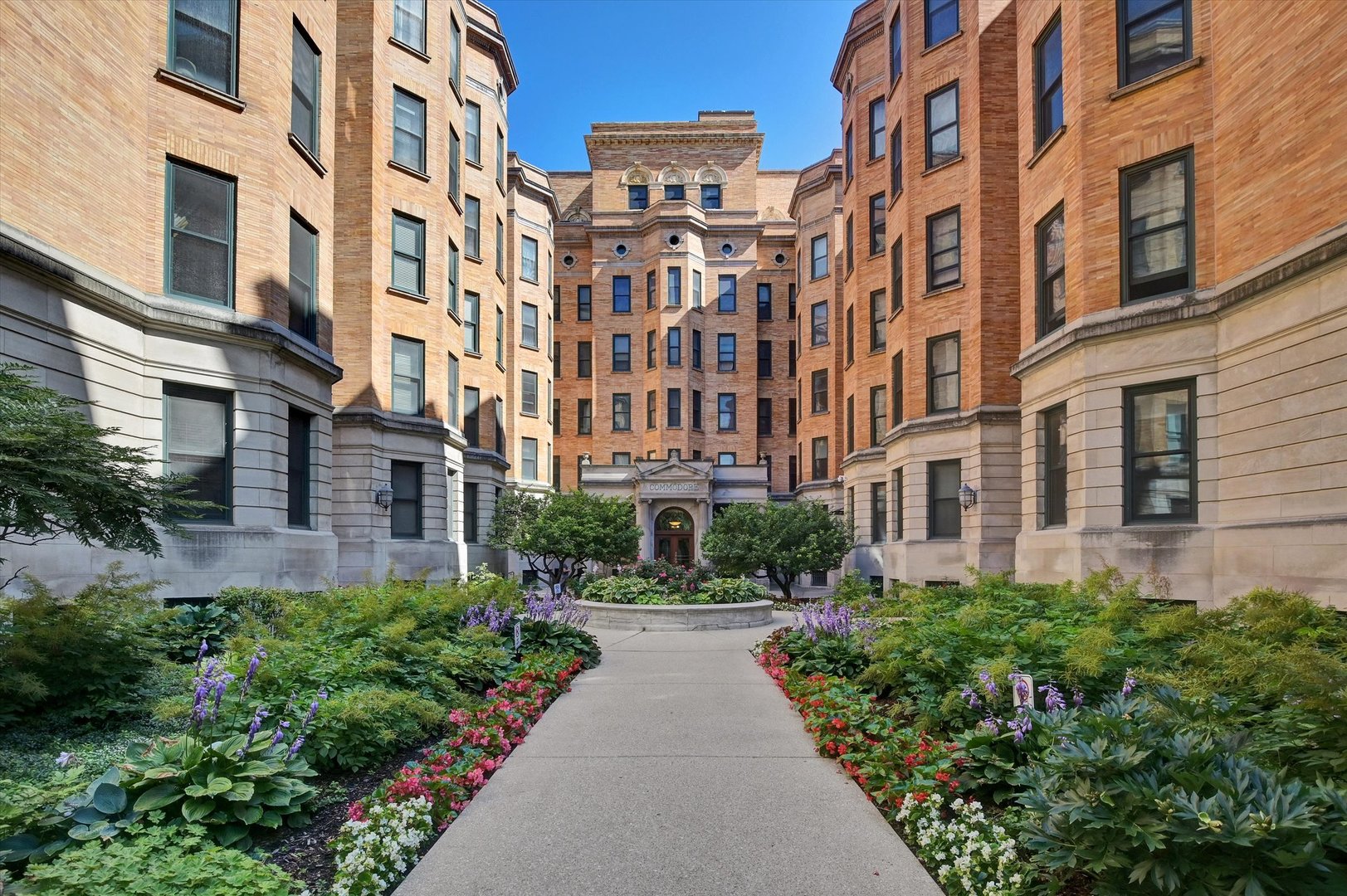 550 W Surf Street #115, Chicago, IL 60657