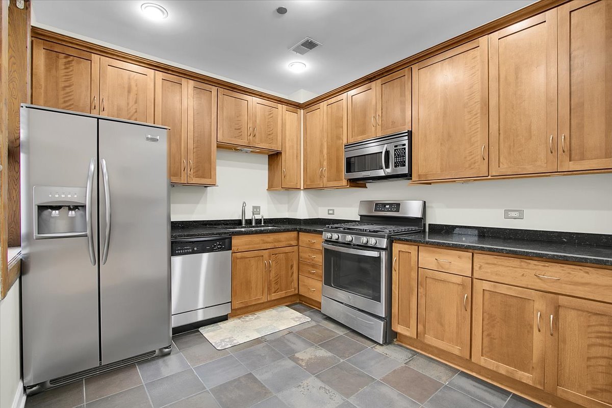 550 W Surf Street #115, Chicago, IL 60657