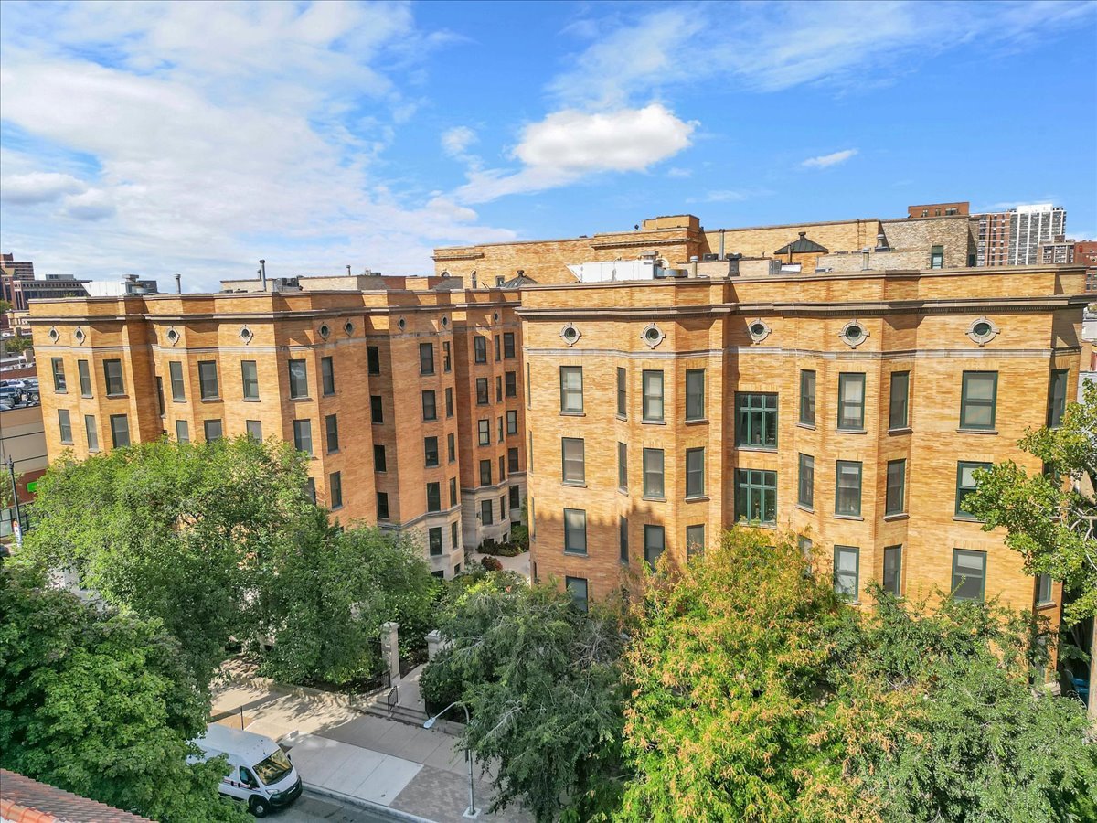 550 W Surf Street #115, Chicago, IL 60657