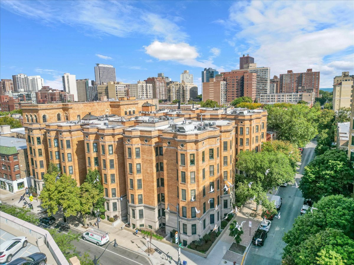 550 W Surf Street #115, Chicago, IL 60657