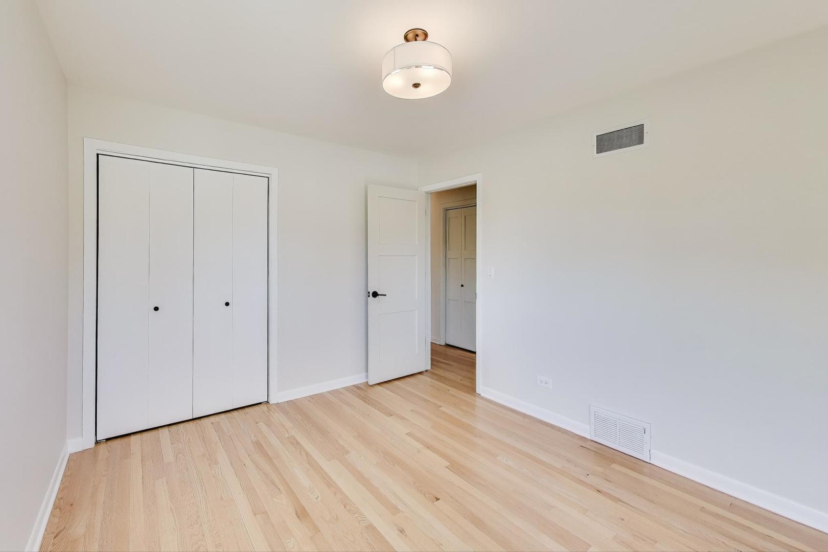 877 S Cedar Avenue, Elmhurst, IL 60126