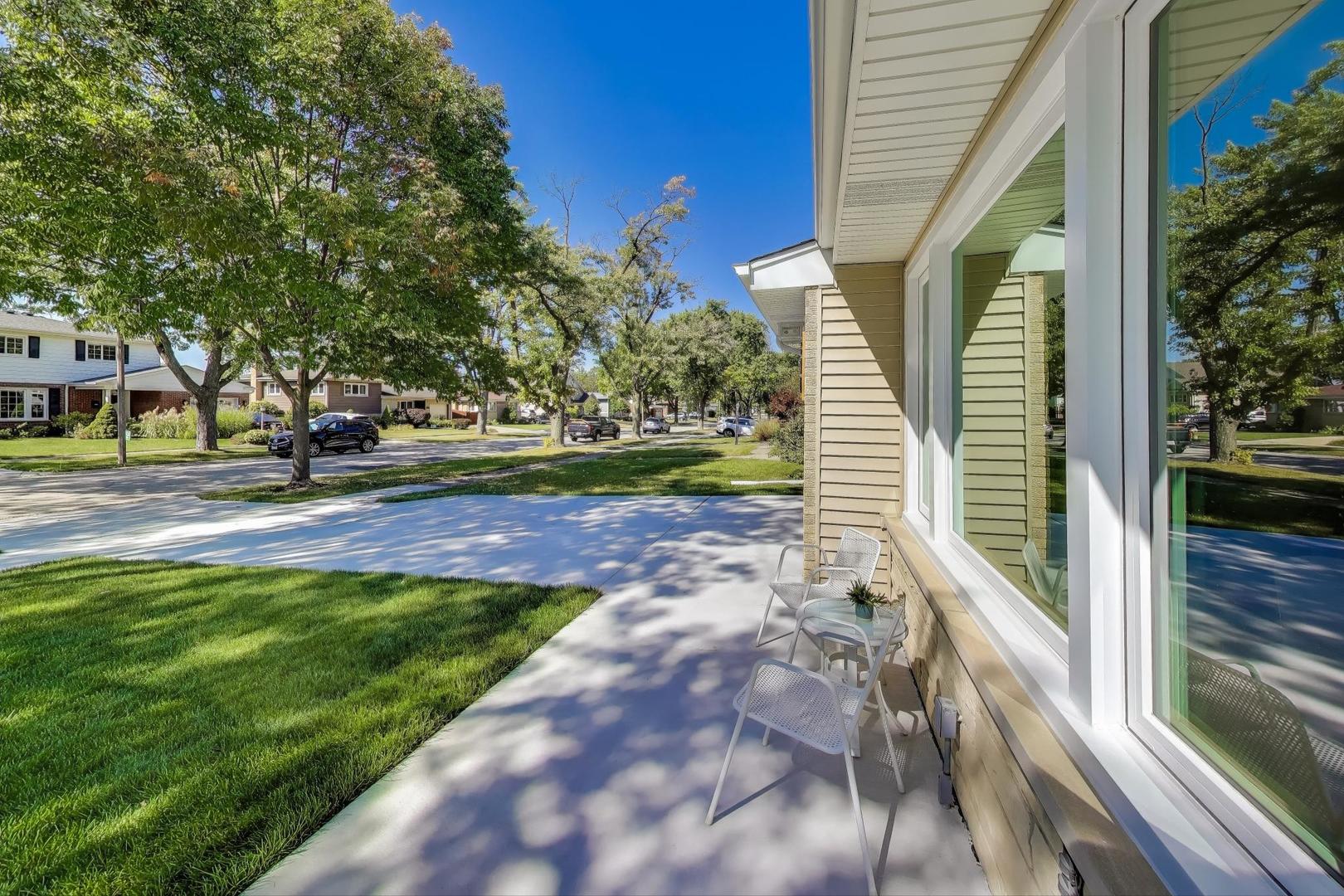 877 S Cedar Avenue, Elmhurst, IL 60126