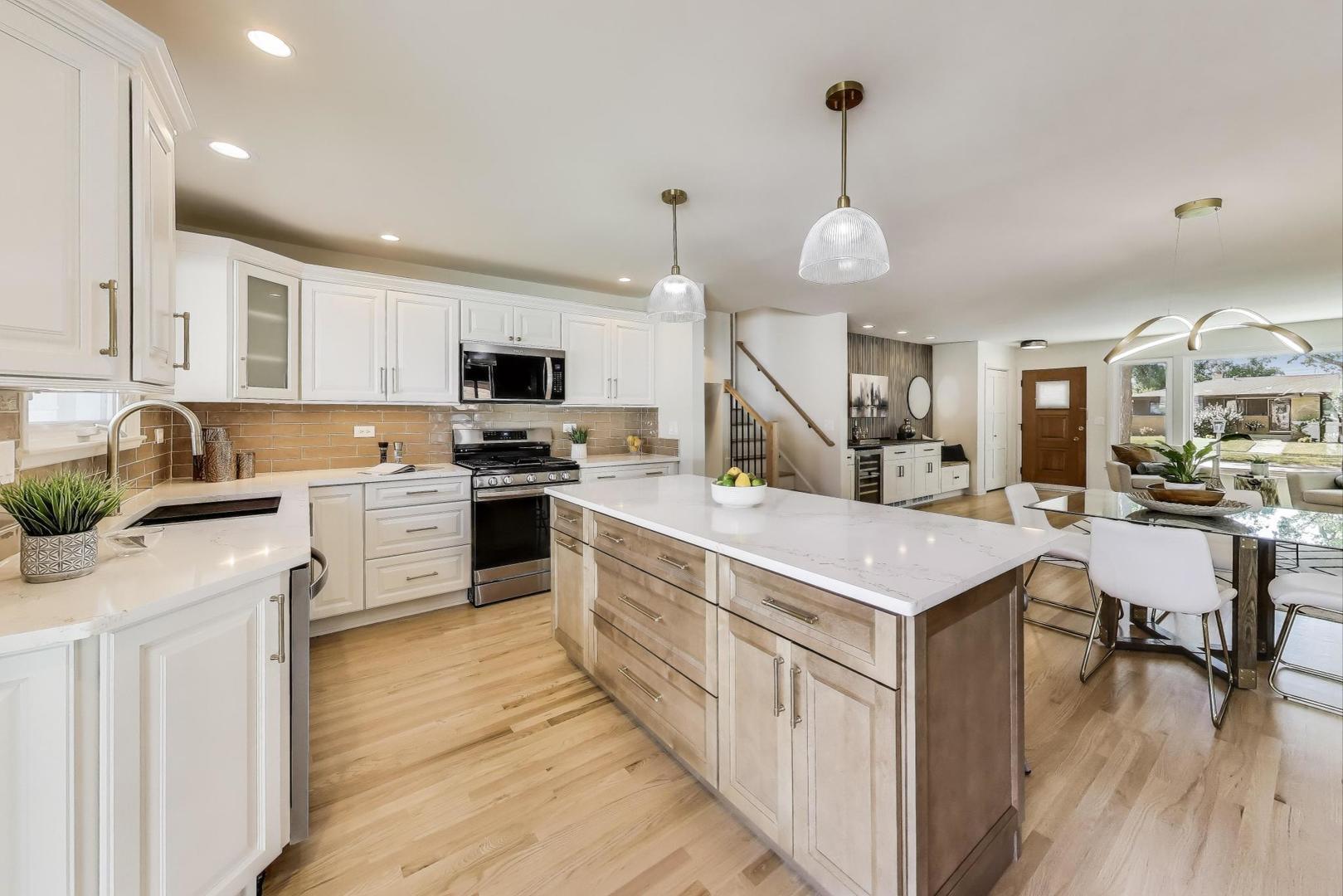 877 S Cedar Avenue, Elmhurst, IL 60126