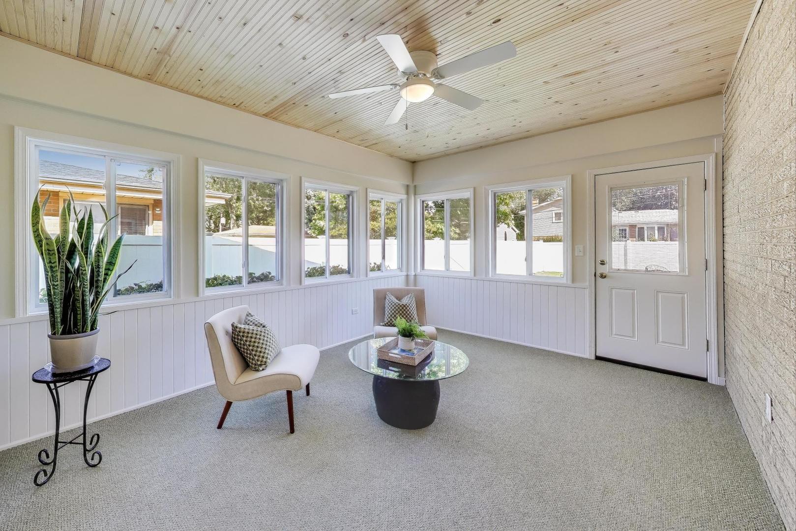 877 S Cedar Avenue, Elmhurst, IL 60126