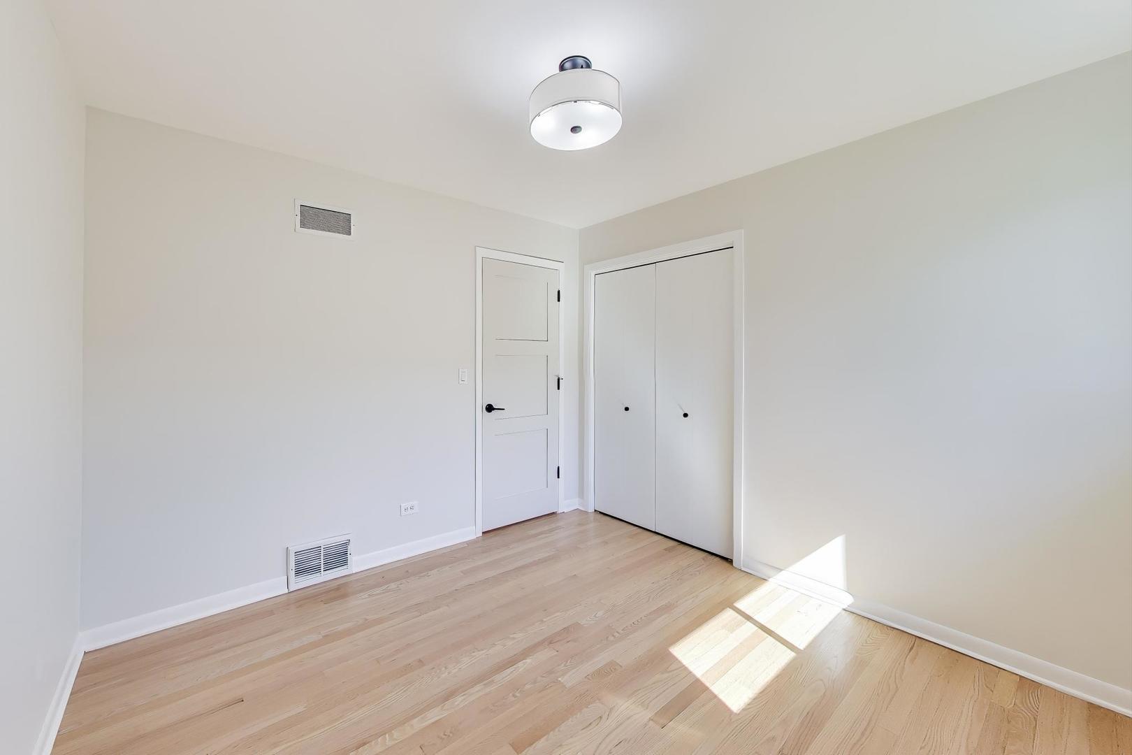 877 S Cedar Avenue, Elmhurst, IL 60126