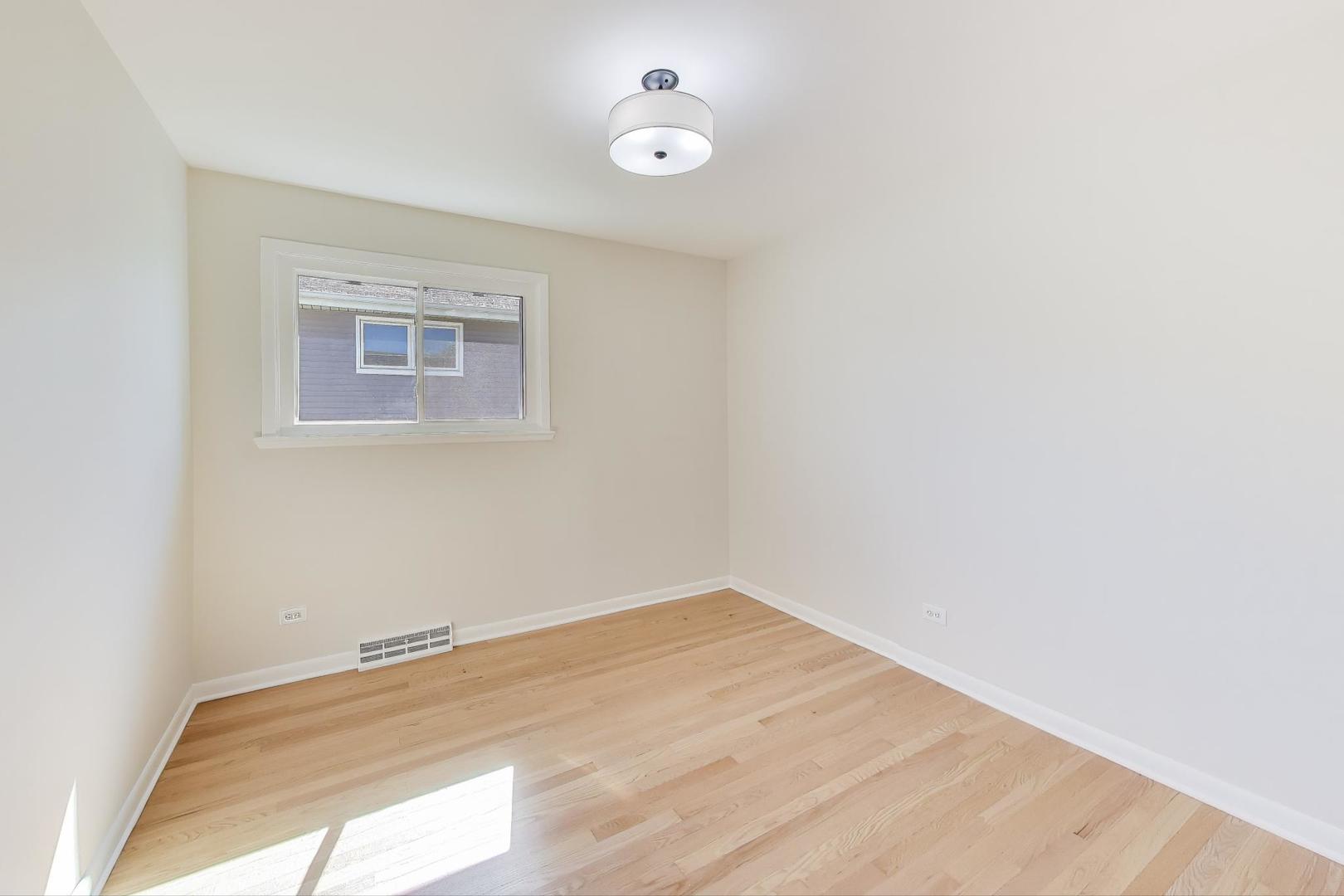 877 S Cedar Avenue, Elmhurst, IL 60126