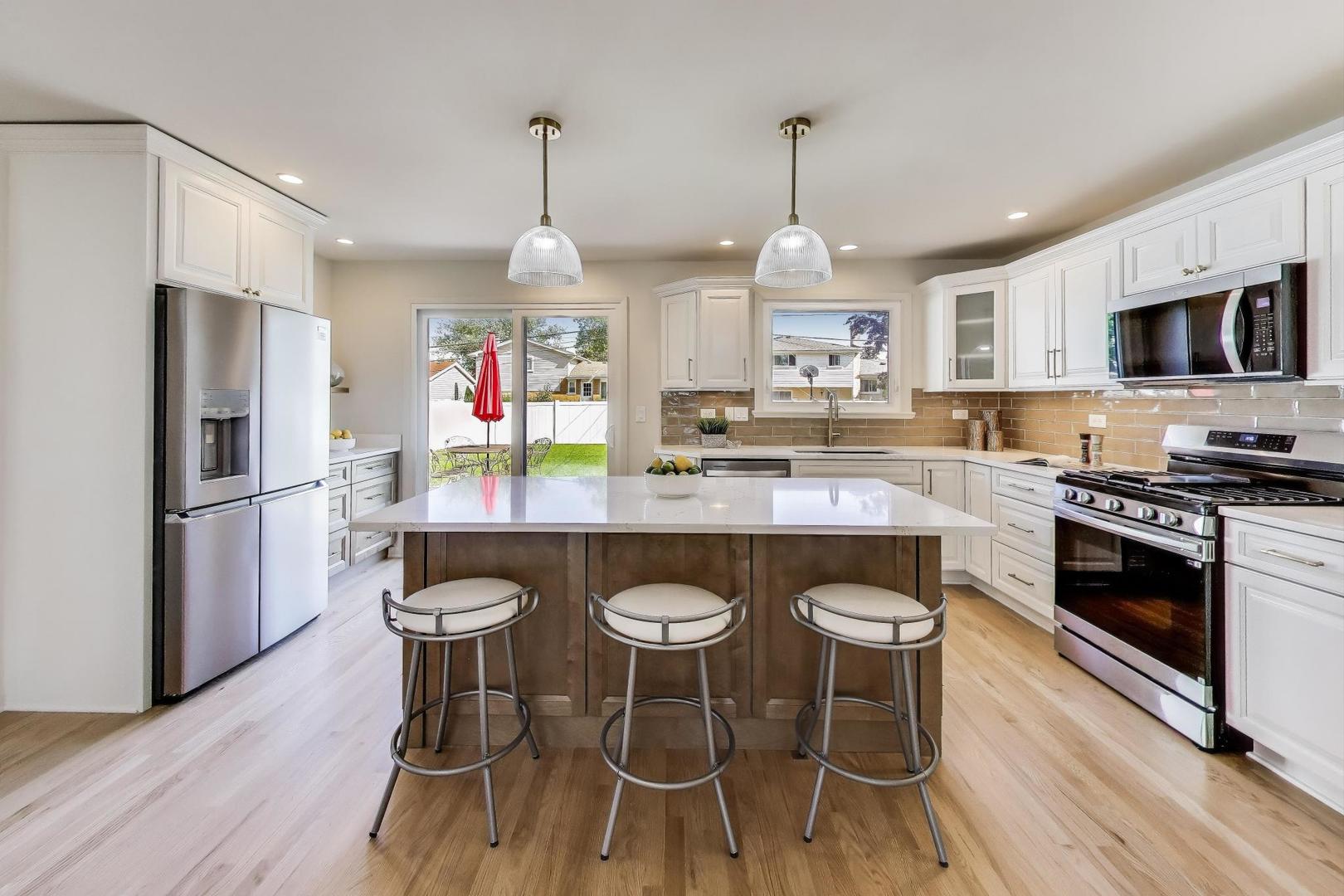 877 S Cedar Avenue, Elmhurst, IL 60126