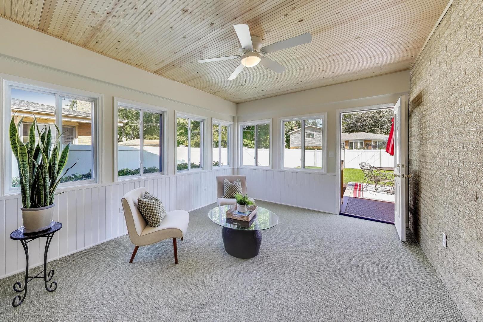 877 S Cedar Avenue, Elmhurst, IL 60126