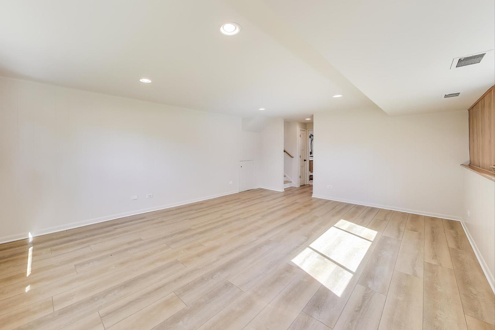 877 S Cedar Avenue, Elmhurst, IL 60126