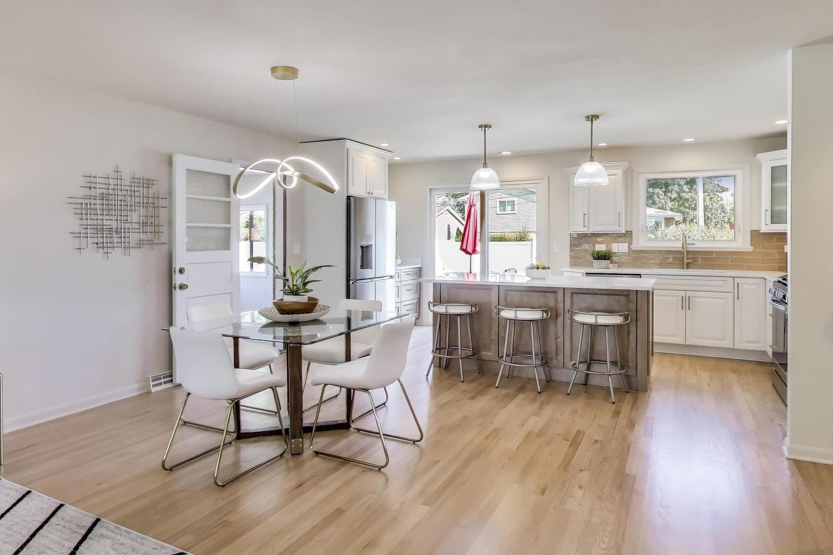 877 S Cedar Avenue, Elmhurst, IL 60126