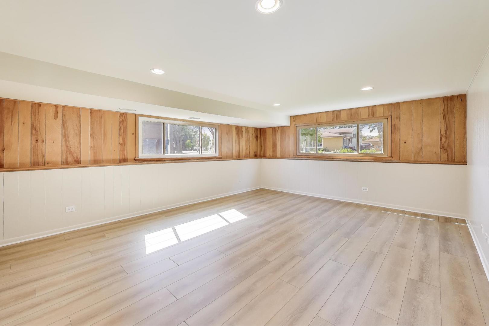 877 S Cedar Avenue, Elmhurst, IL 60126