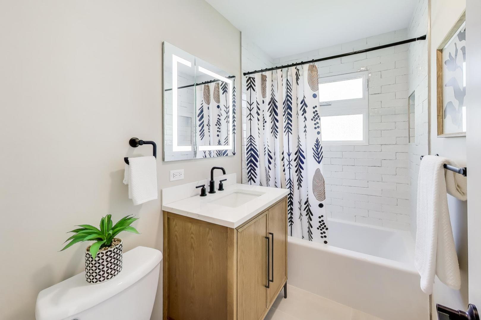 877 S Cedar Avenue, Elmhurst, IL 60126