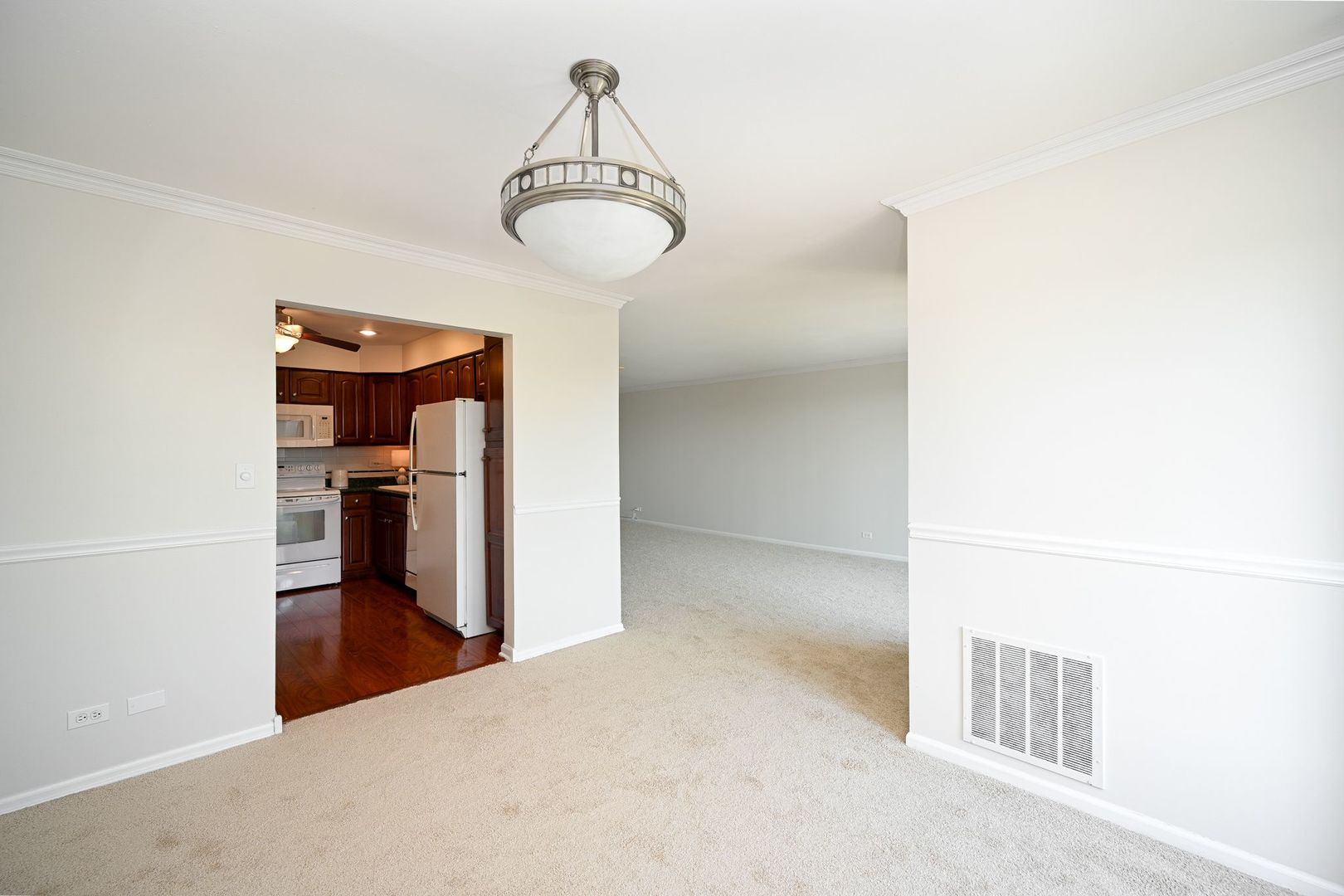 453 Raintree Drive #5E, Glen Ellyn, IL 60137