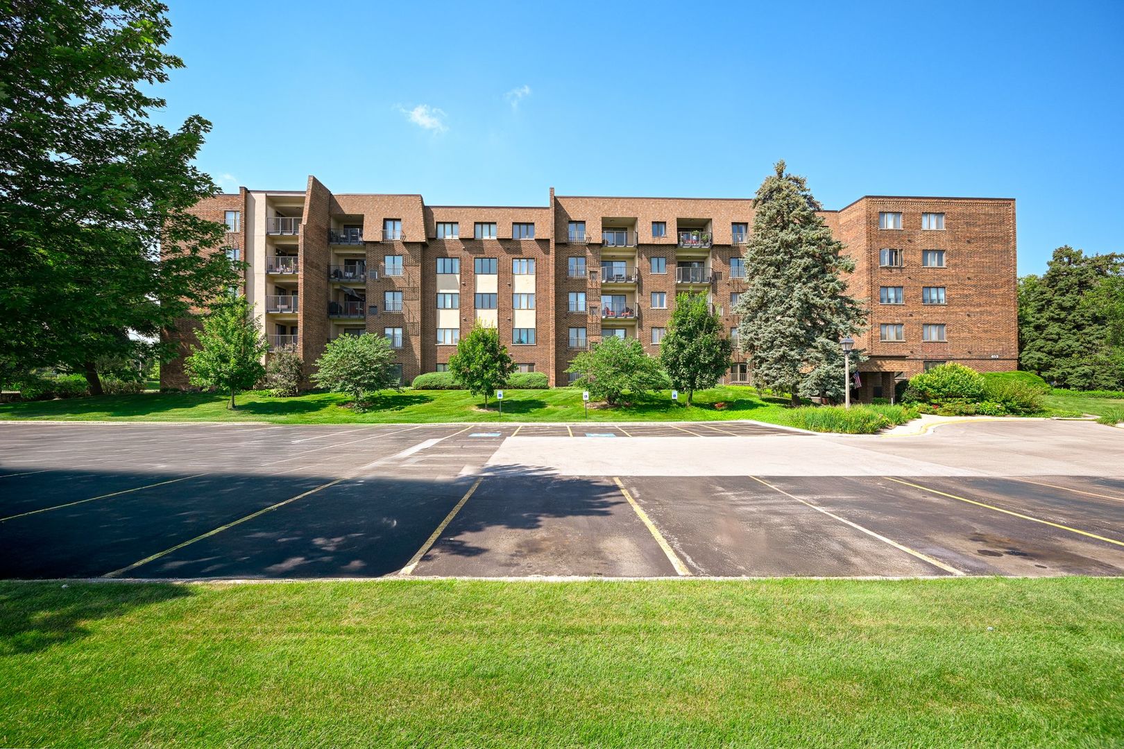 453 Raintree Drive #5E, Glen Ellyn, IL 60137