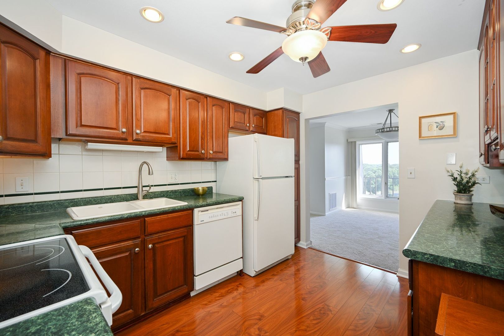 453 Raintree Drive #5E, Glen Ellyn, IL 60137