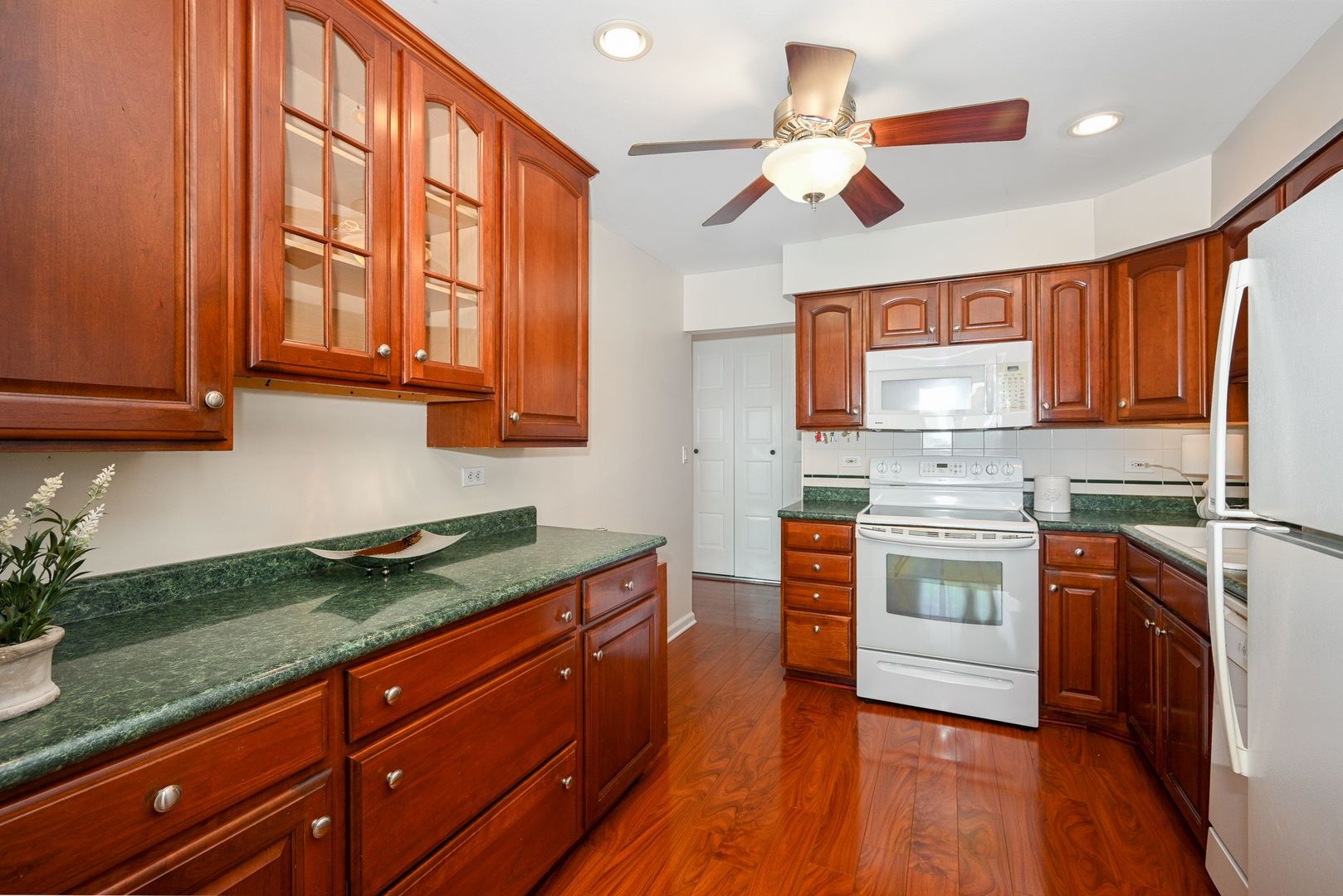 453 Raintree Drive #5E, Glen Ellyn, IL 60137