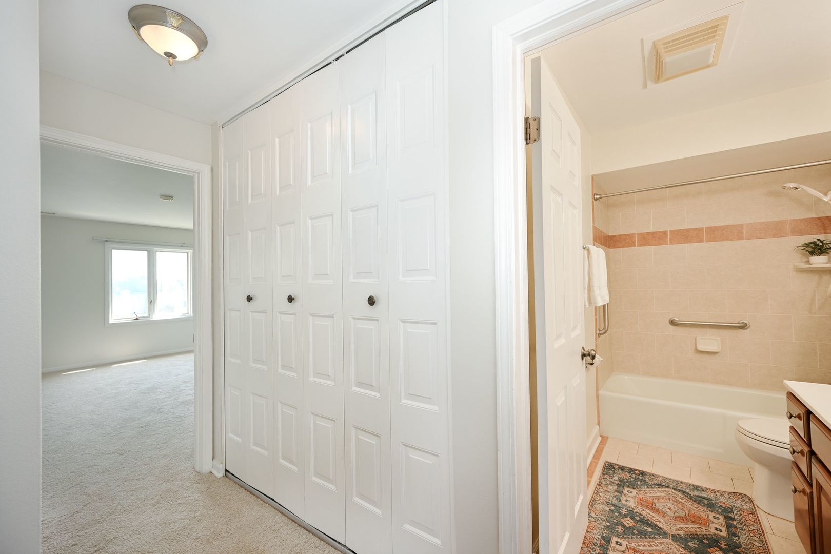 453 Raintree Drive #5E, Glen Ellyn, IL 60137