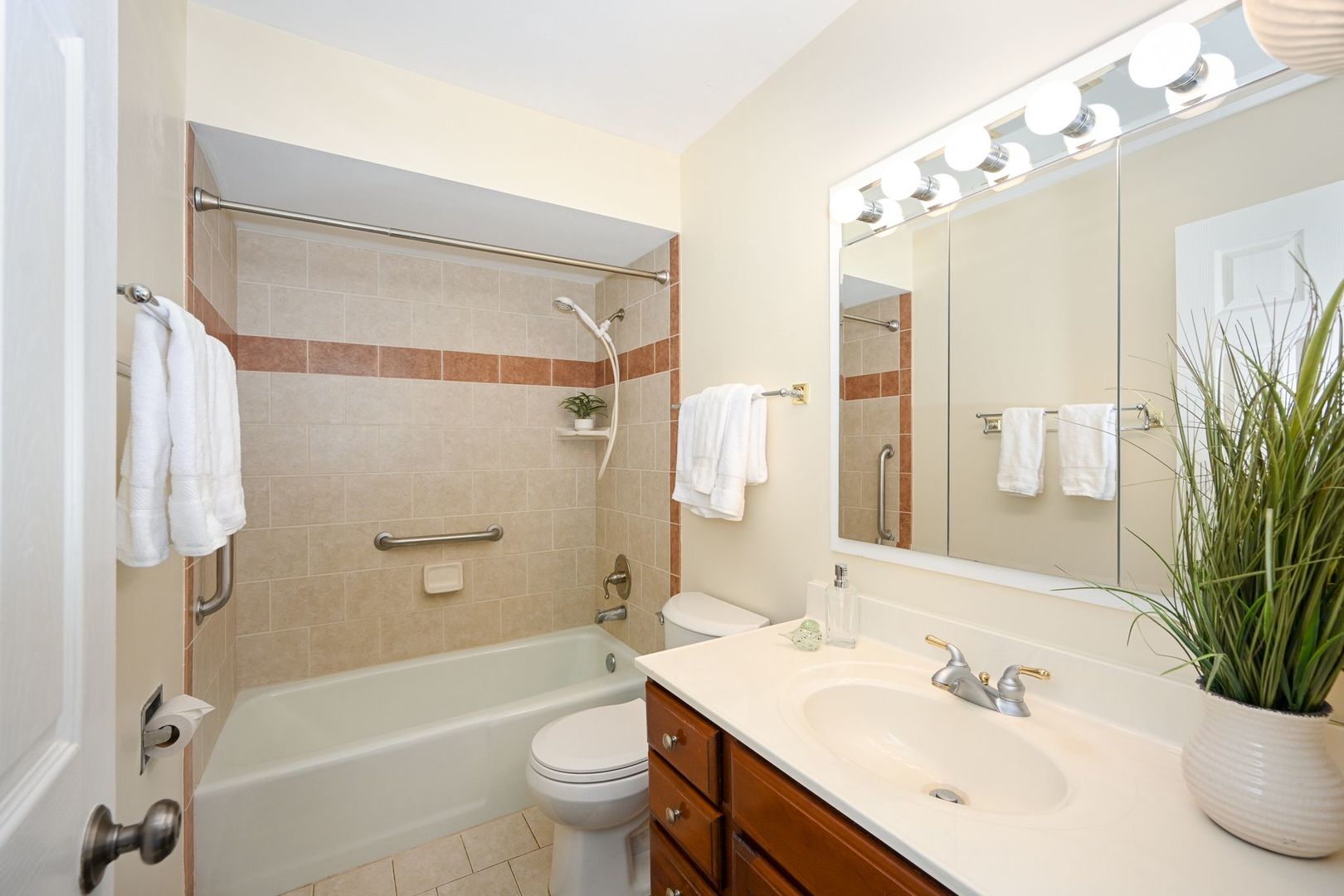 453 Raintree Drive #5E, Glen Ellyn, IL 60137