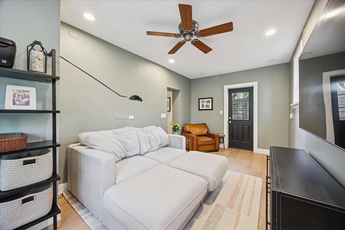 9646 S Leavitt Street, Chicago, IL 60643