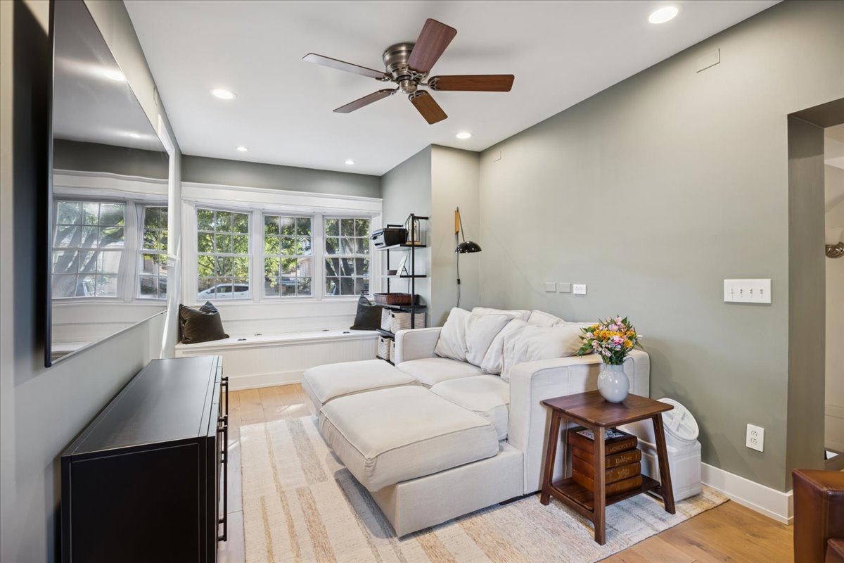 9646 S Leavitt Street, Chicago, IL 60643