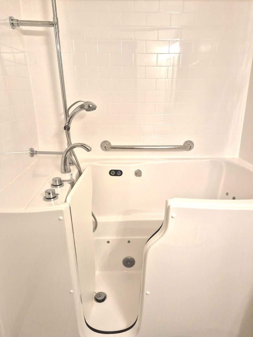 131 E Jackson Street, Oswego, IL 60543