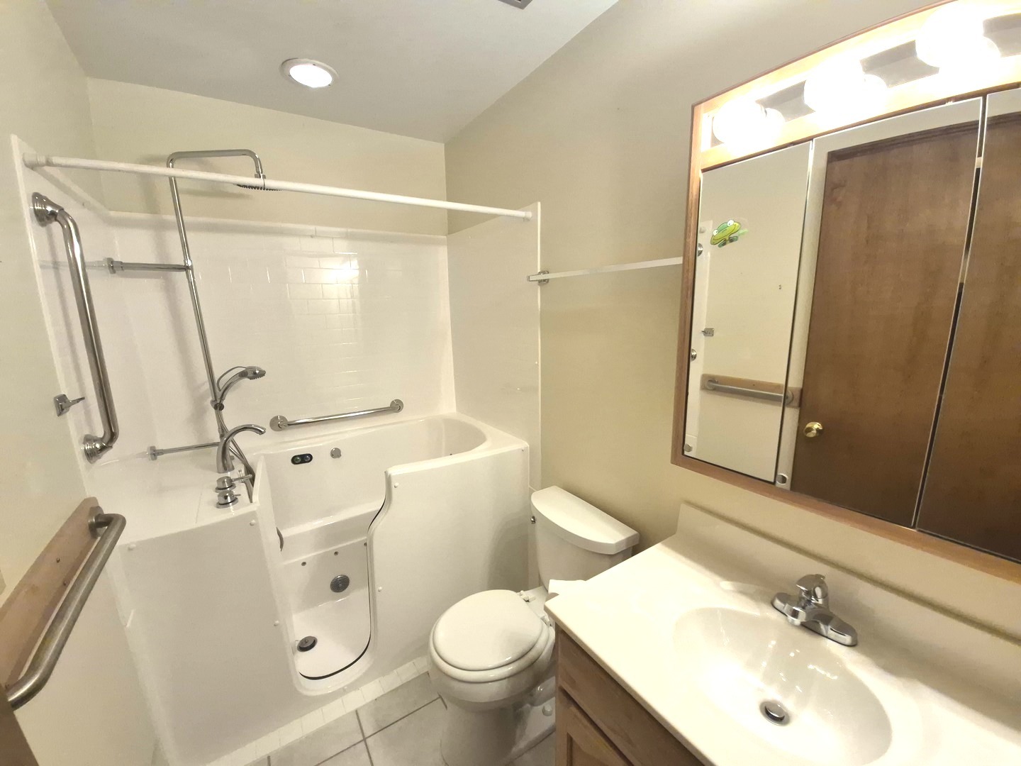 131 E Jackson Street, Oswego, IL 60543