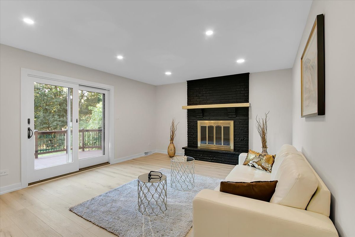 205 White Fawn Trail, Downers Grove, IL 60516