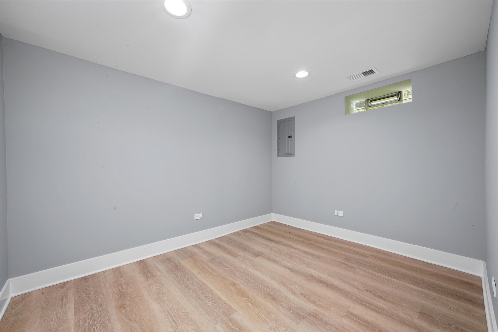 8051 S Paxton Avenue, Chicago, IL 60617