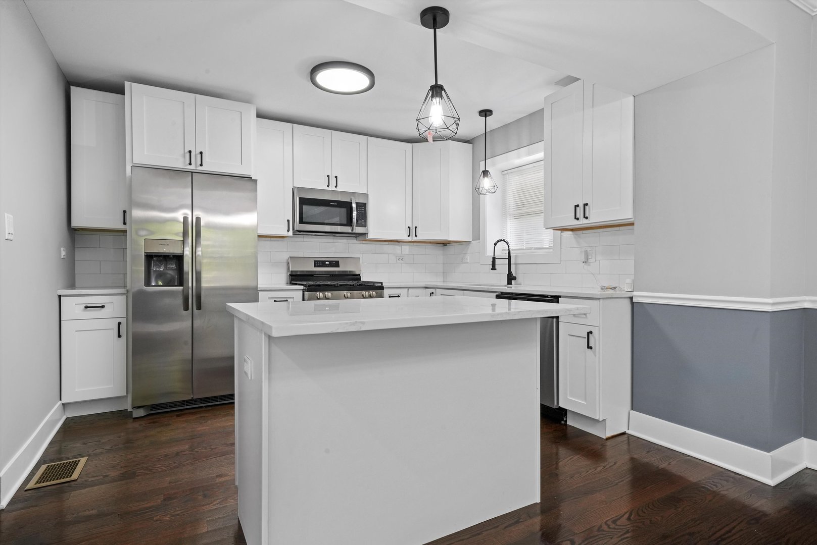 8051 S Paxton Avenue, Chicago, IL 60617