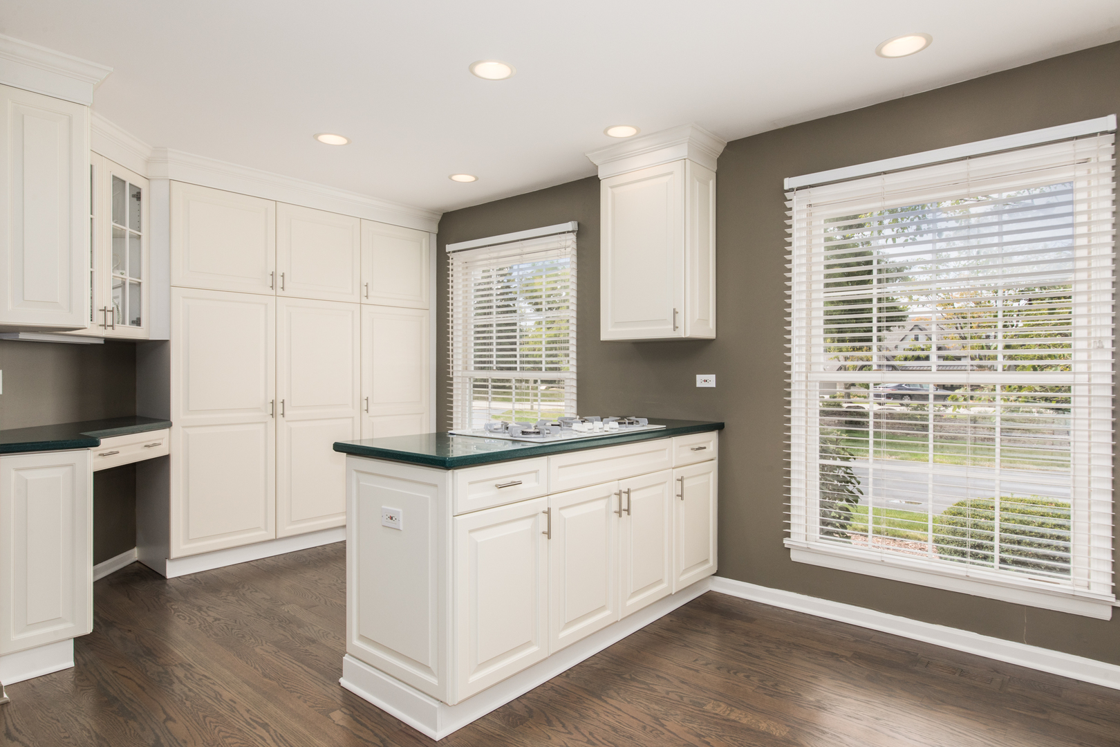 2 Royal Vale Drive, Oak Brook, IL 60523