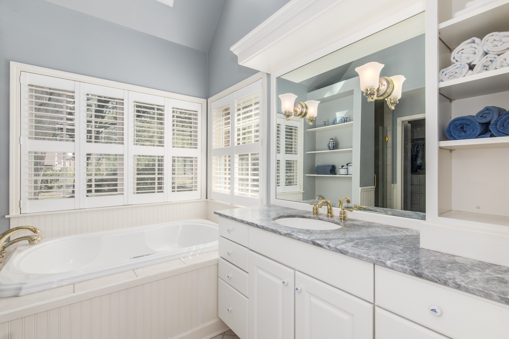 2 Royal Vale Drive, Oak Brook, IL 60523