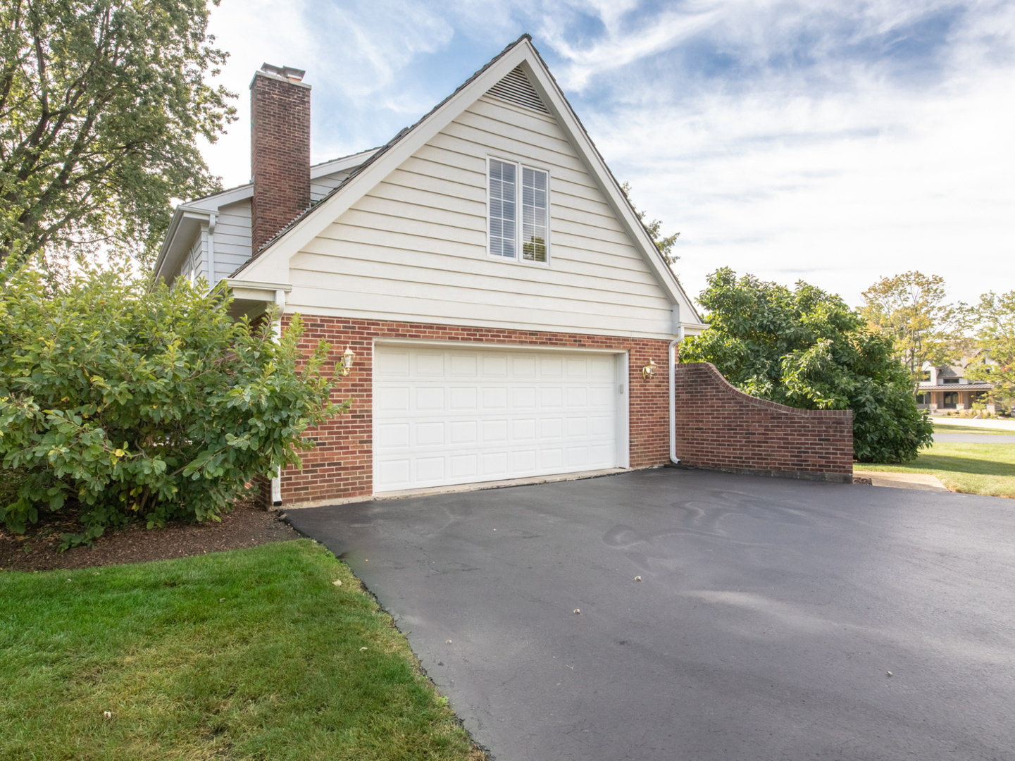 2 Royal Vale Drive, Oak Brook, IL 60523