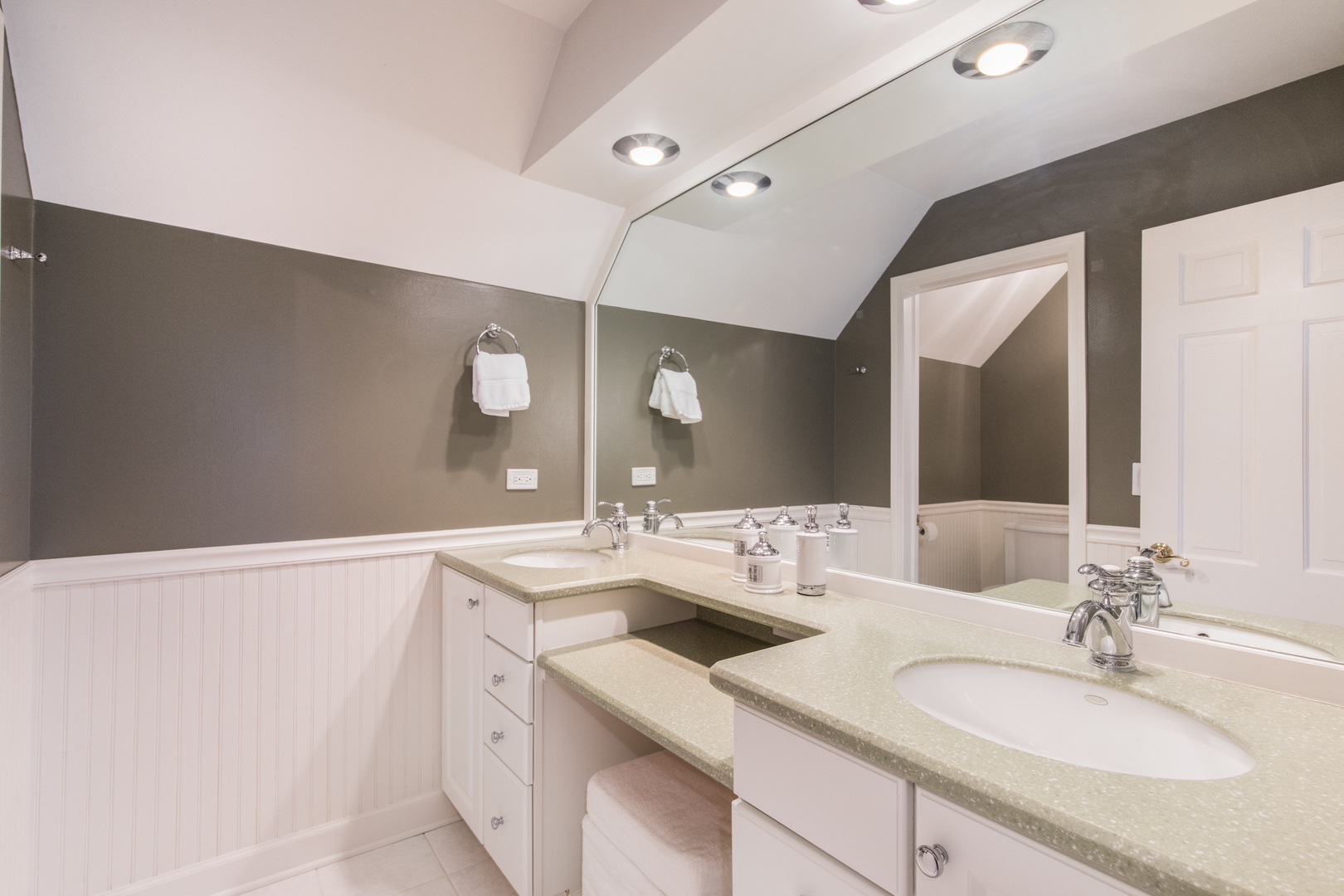 2 Royal Vale Drive, Oak Brook, IL 60523