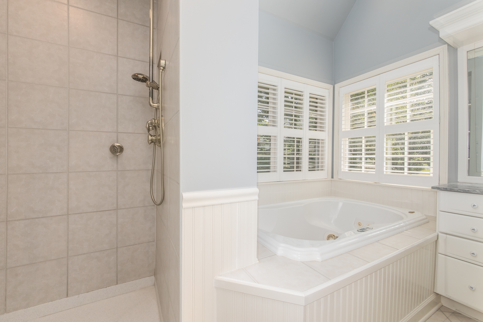 2 Royal Vale Drive, Oak Brook, IL 60523