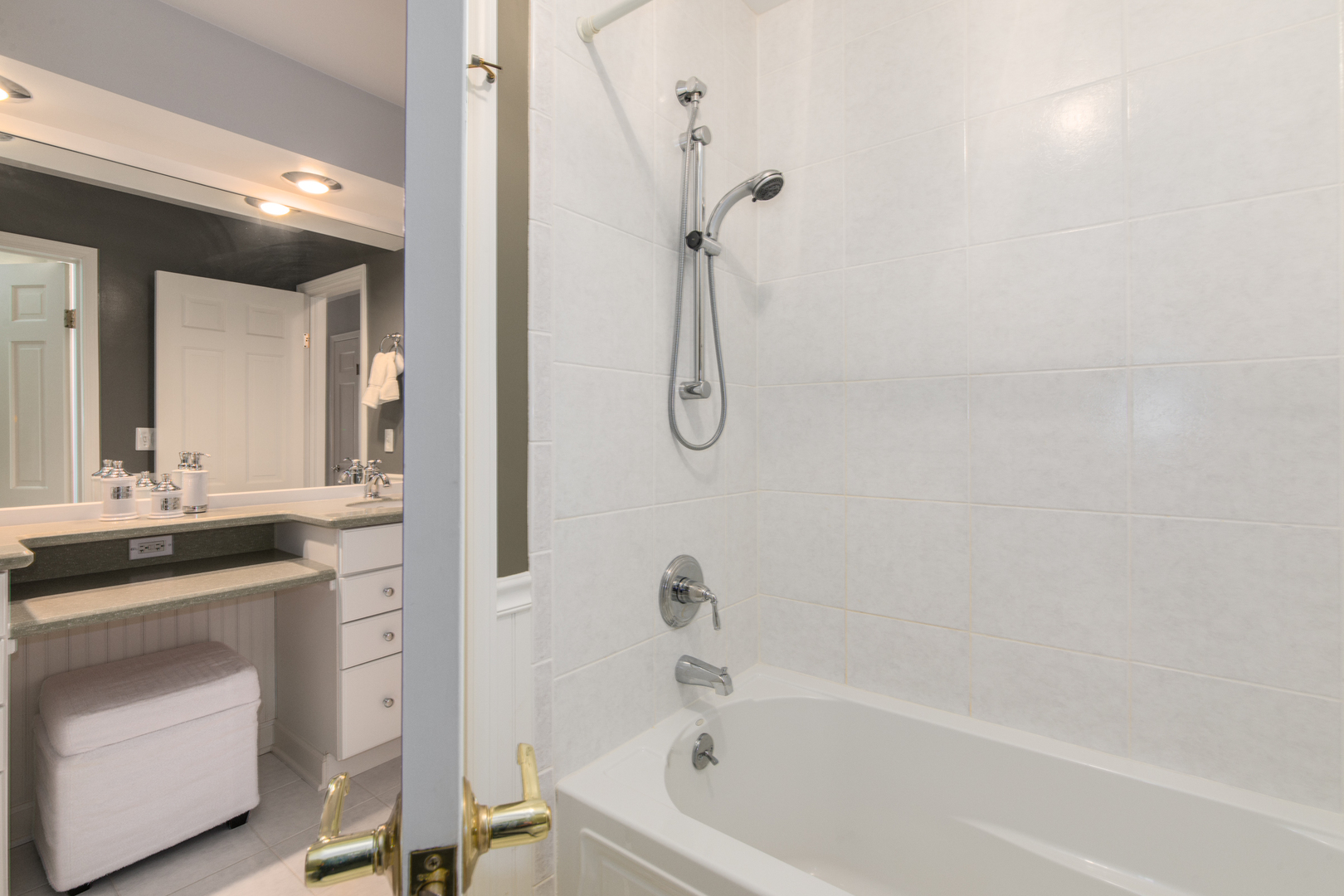 2 Royal Vale Drive, Oak Brook, IL 60523