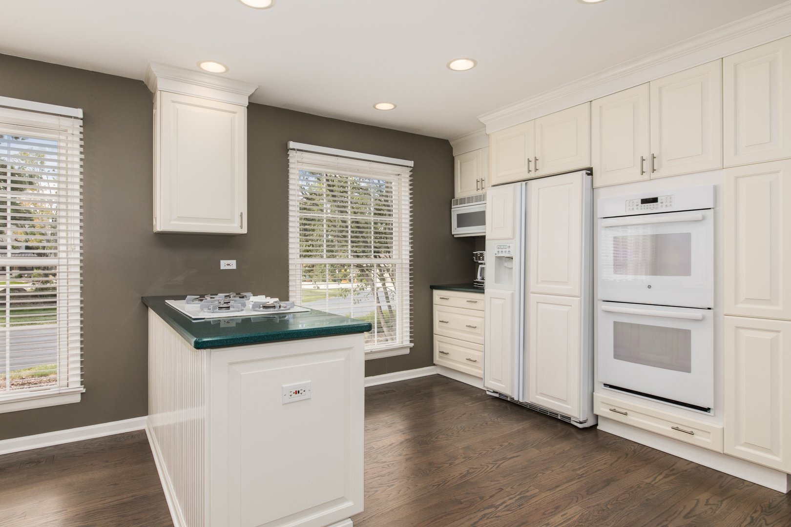 2 Royal Vale Drive, Oak Brook, IL 60523