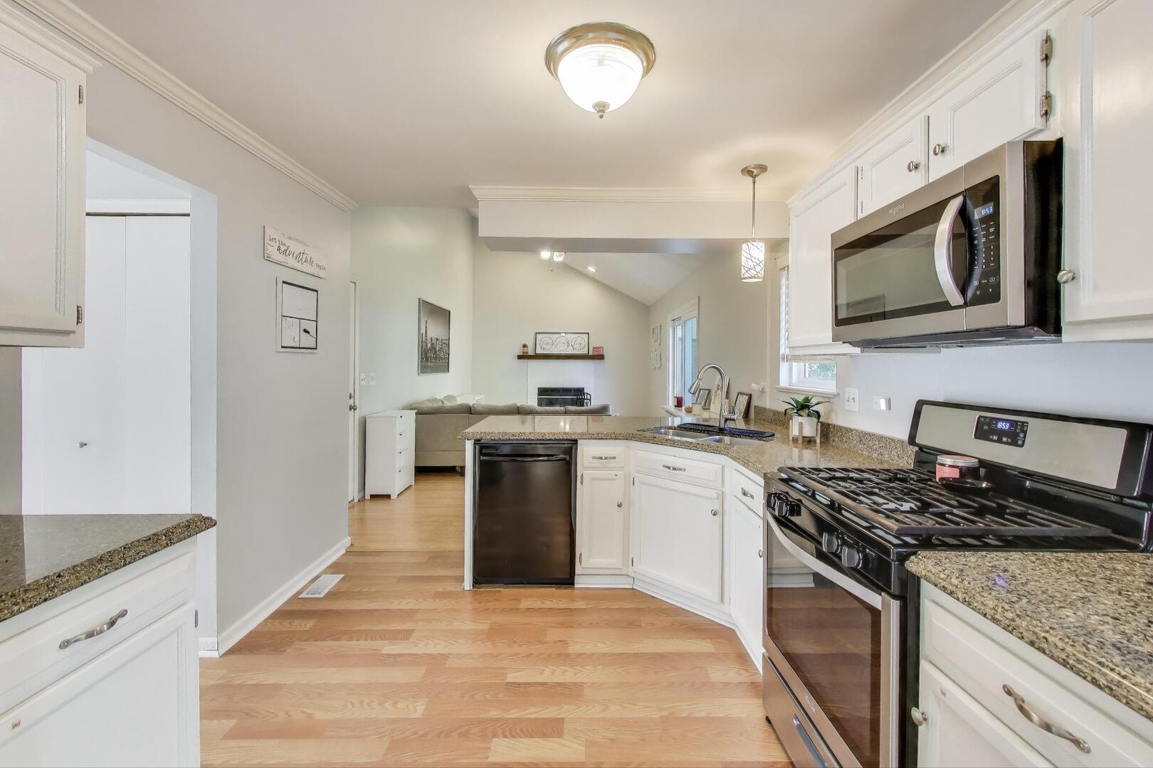 2S030 ESSEX Lane, Warrenville, IL 60555