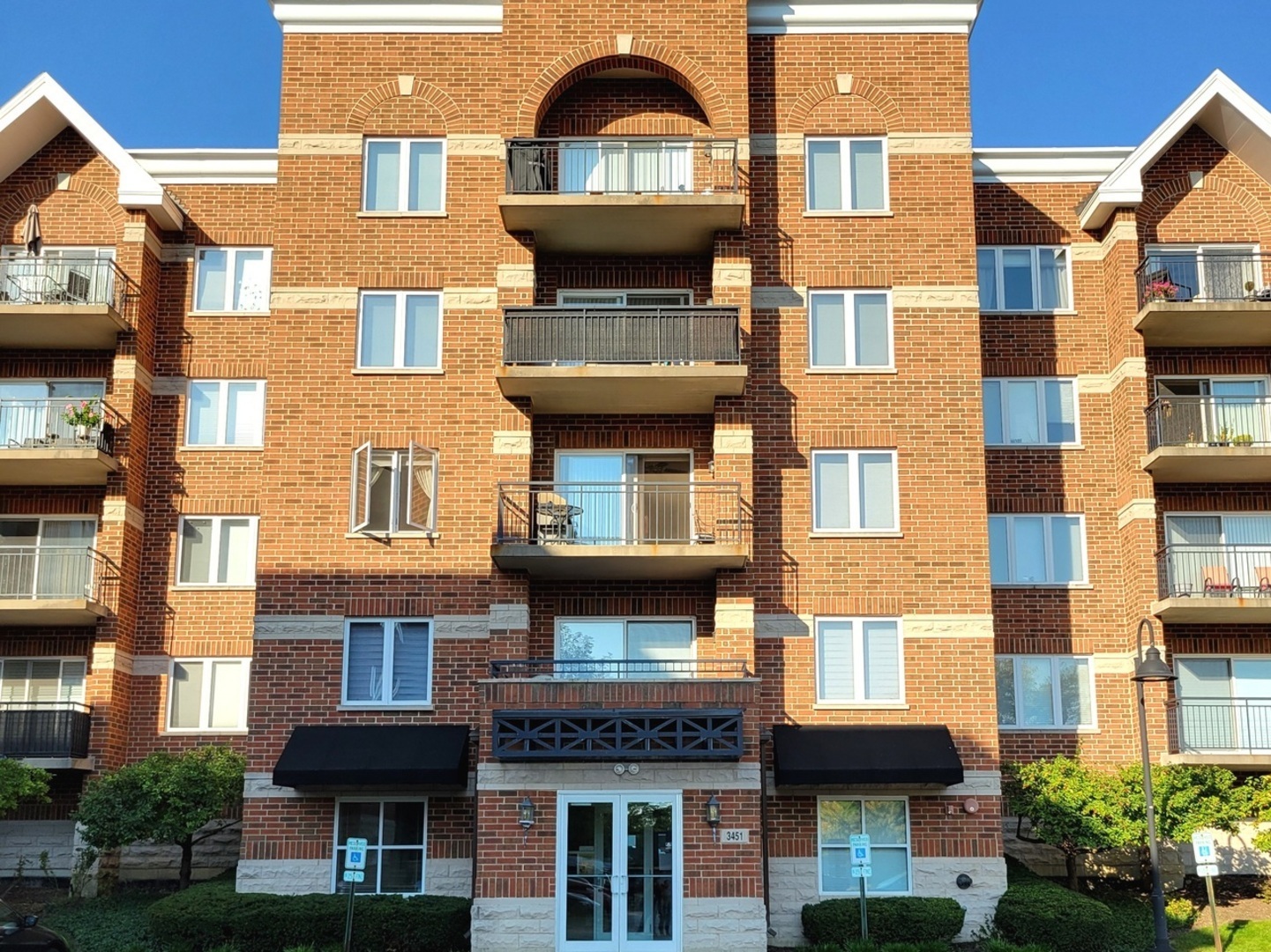 3451 N Carriageway Drive #203, Arlington Heights, IL 60004