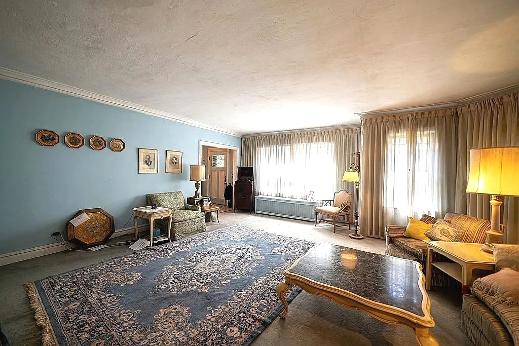 10247 S Bell Avenue, Chicago, IL 60643