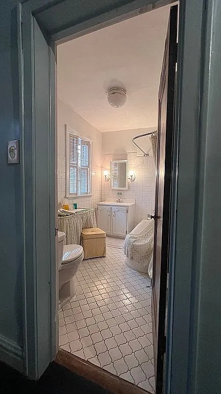 10247 S Bell Avenue, Chicago, IL 60643