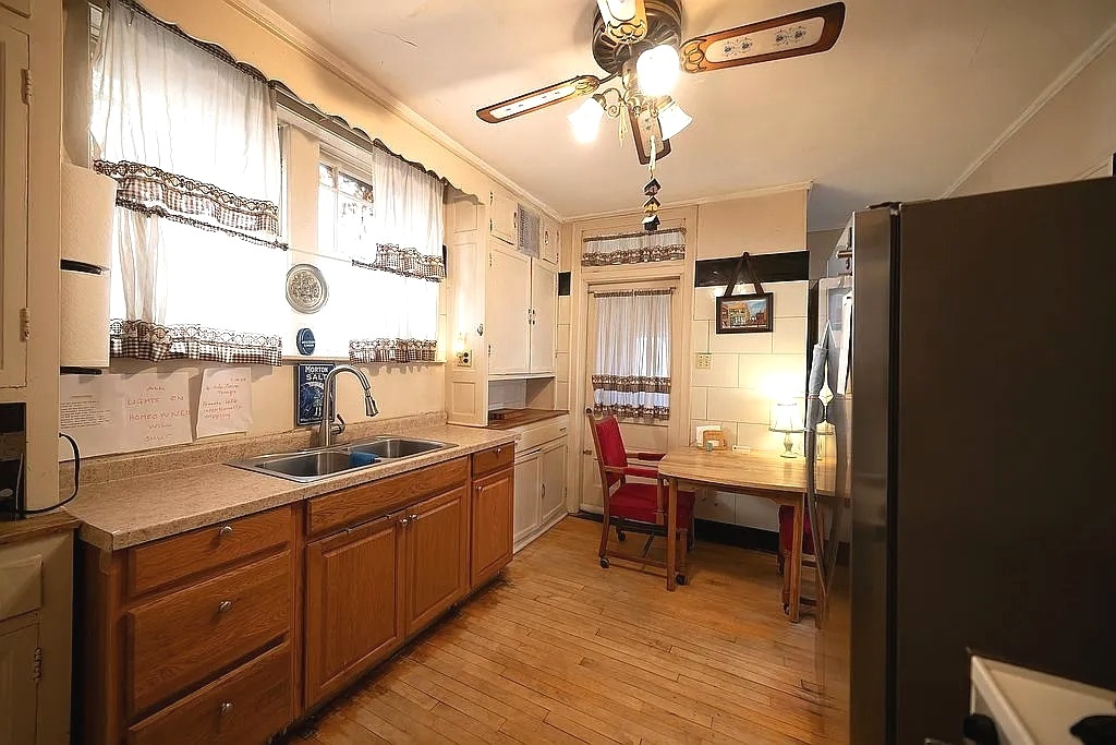 10247 S Bell Avenue, Chicago, IL 60643