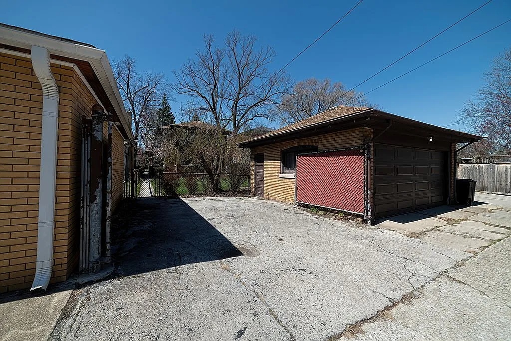 10247 S Bell Avenue, Chicago, IL 60643