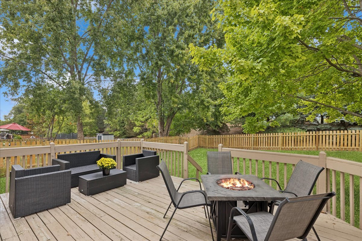 206 Cool Stone Bend, Lake In The Hills, IL 60156