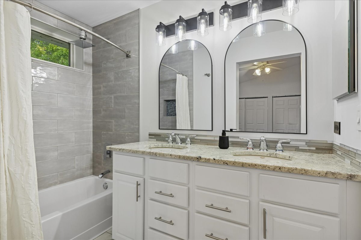 206 Cool Stone Bend, Lake In The Hills, IL 60156