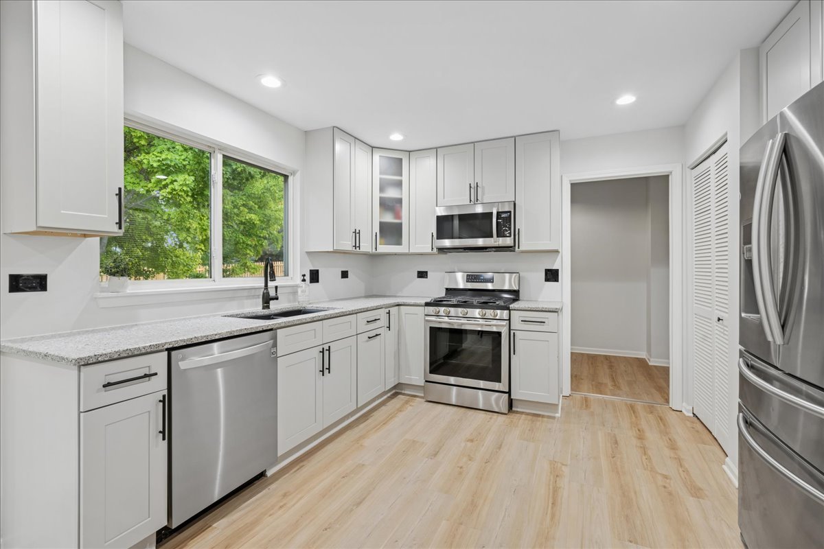 206 Cool Stone Bend, Lake In The Hills, IL 60156