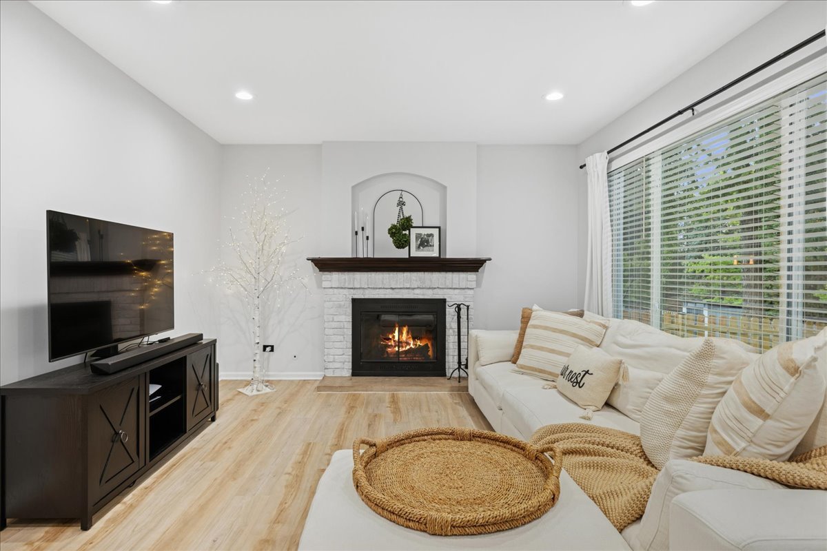 206 Cool Stone Bend, Lake In The Hills, IL 60156